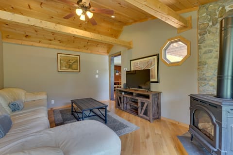 Killington Area Escape w/ Deck, Views & Hot Tub! House in Stockbridge