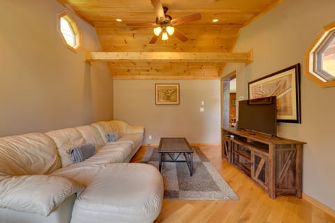 Killington Area Escape w/ Deck, Views & Hot Tub! House in Stockbridge