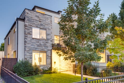 Denver Retreat w/ Rooftop Deck & Mountain Views Apartment in Englewood