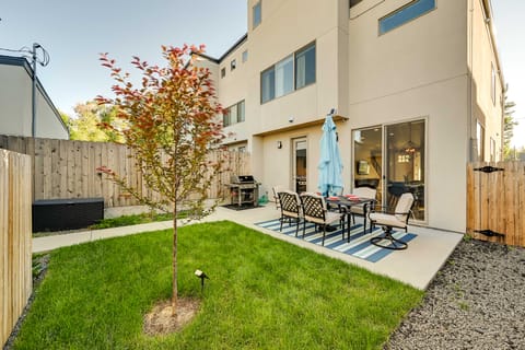 Denver Retreat w/ Rooftop Deck & Mountain Views Apartment in Englewood