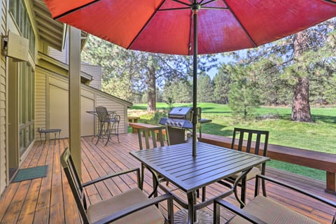 Bend Townhome w/ Golf Course Views & Private Deck! Apartment in Deschutes River Woods