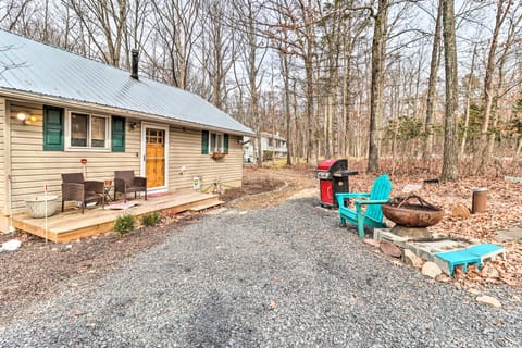 Quiet Pet-Friendly Cottage < 1 Mi to State Forest! Casa rural in Middle Smithfield