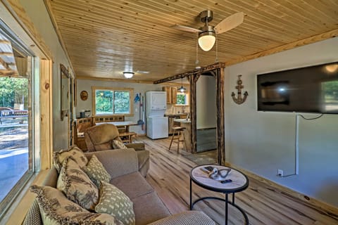 Cozy Cabin w/ Backyard Oasis: 11 Mi to Marina Casa in Norfork Lake