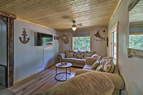 Cozy Cabin w/ Backyard Oasis: 11 Mi to Marina Maison in Norfork Lake