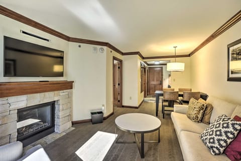 Ski-In/Out Squaw Valley Condo: Year-Round Retreat! Apartment in Palisades Tahoe (Olympic Valley)