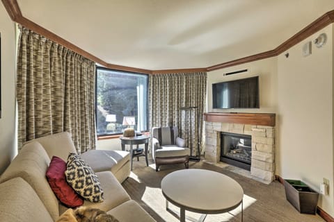 Ski-In/Out Squaw Valley Retreat: Hike & Golf! Condo in Palisades Tahoe (Olympic Valley)