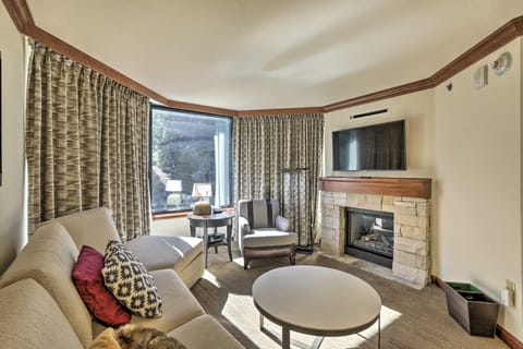 Ski-In/Out Squaw Valley Condo: Year-Round Retreat! Apartment in Palisades Tahoe (Olympic Valley)