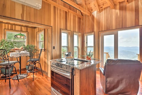 Stunning Mountain Views: Hot Springs Hideaway! House in Buncombe County