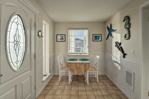 ‘Eagles View’ Condo in Ocean Shores w/ 3 Balconies Apartment in Ocean Shores