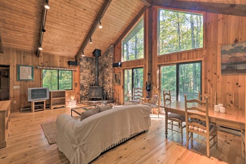 Cabin w/3 Acres, Tennis+BBall Courts by 4 Ski Mtns House in Otis