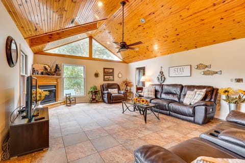 Waterfront Beaver Lake House w/ Deck & Fire Pit! House in Beaver Lake