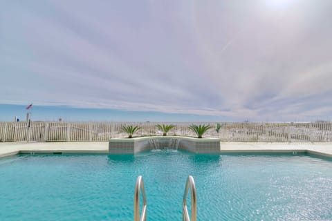 Beachfront Gulf Shores Condo w/Patio & Pool Access Condominio in West Beach