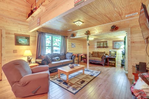 'Just Fur Relaxin' Sevierville Cabin w/ Hot Tub! House in Pigeon Forge