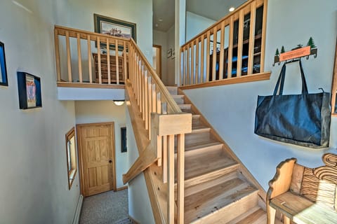 Mountain Home with Decks, Walk to Gondola House in Steamboat Springs