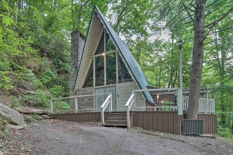 A-Frame Gatlinburg Cabin w/ Deck & Private Hot Tub House in Gatlinburg
