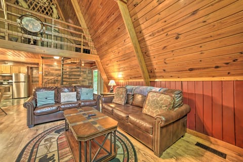 A-Frame Gatlinburg Cabin w/ Deck & Private Hot Tub House in Gatlinburg