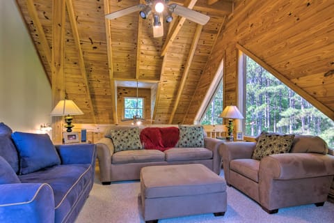 Serene Lake Lure Cabin w/ Fire Pit & Grill! Haus in Lake Lure