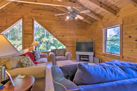 Serene Lake Lure Cabin w/ Fire Pit & Grill! Haus in Lake Lure