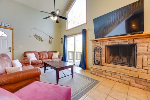 Relaxing Lakeview Retreat in Reeds Spring w/ Deck House in Table Rock Lake