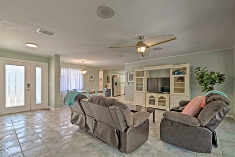 Charming Riverfront Home w/ Hot Tub & Kayaks! House in Crystal River