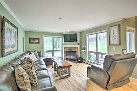 Spacious Breck Gem w/ Hot Tub: Walk to Ski Shuttle Apartment in Breckenridge