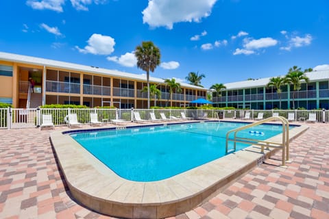 Gulf Getaway with Porch + Direct Beach Access! Apartment in Longboat Key