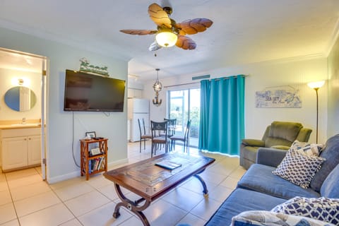 Gulf Getaway with Porch + Direct Beach Access! Apartment in Longboat Key