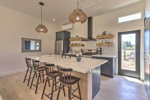 Stunning Wine Country Gem with Hot Tub + Patio! House in Napa Valley