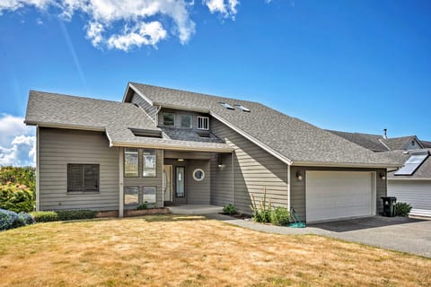 Chic Coos Bay Home w/ Pacific Ocean Views! House in Coos Bay