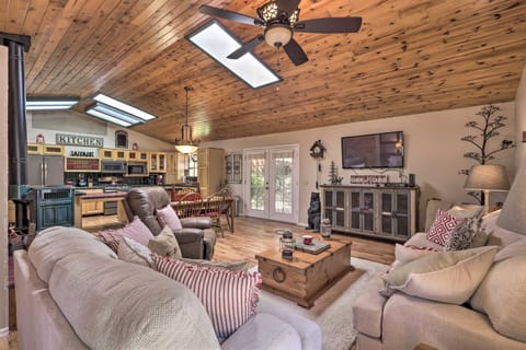 ‘Hilda’s Cabin’ Retreat w/ Mtn Views & Patio! Casa in Pine