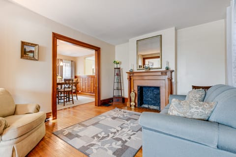 2 Mi to Peace Bridge: Victorian-Style Apartment Apartment in Buffalo