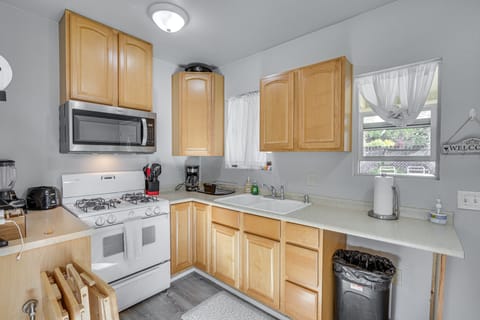 2 Mi to Dtwn Atascadero! Cozy Cottage w/ Yard Cottage in Atascadero