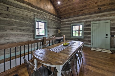 ‘Bross Brother's Cabin’ w/ Wraparound Porch! Casa in St. Peters