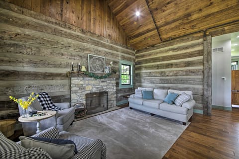 ‘Bross Brother's Cabin’ w/ Wraparound Porch! Casa in St. Peters