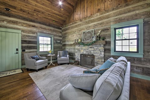‘Bross Brother's Cabin’ w/ Wraparound Porch! Haus in St. Peters
