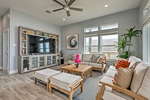 ‘Villa Azul’ Galveston Home: Modern & Beachfront! Casa in Galveston Island