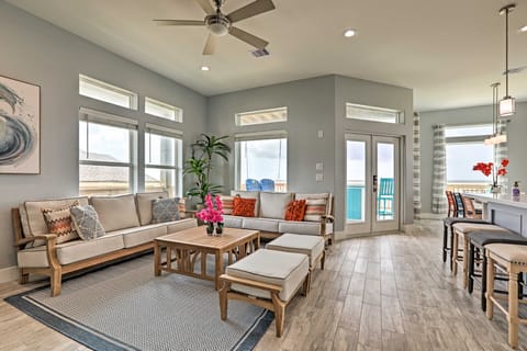 ‘Villa Azul’ Galveston Home: Modern & Beachfront! Casa in Galveston Island
