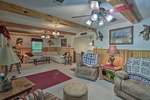 Secluded Edgemont Getaway w/ Huge Outdoor Deck! Maison in Greers Ferry Lake