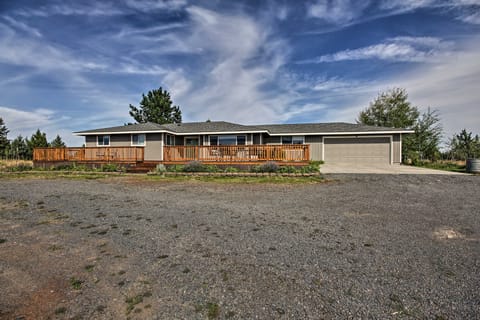 Updated Farmhouse w/ Deck on Central Oregon Canal! House in Bend