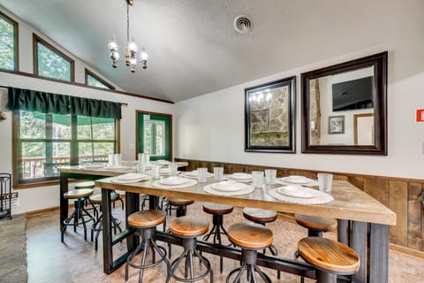 Smoky Mountain Cabin: 4 Acres, 3 Mi to Gatlinburg House in Cartertown