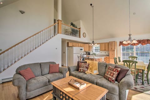 Deluxe North Conway Home w/ Game Room & Fire Pit! Casa in Madison