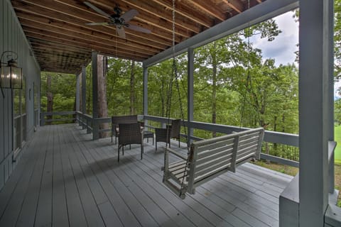 'Casa Azul' on Cortez Golf Course: Decks & Views! House in Garland County