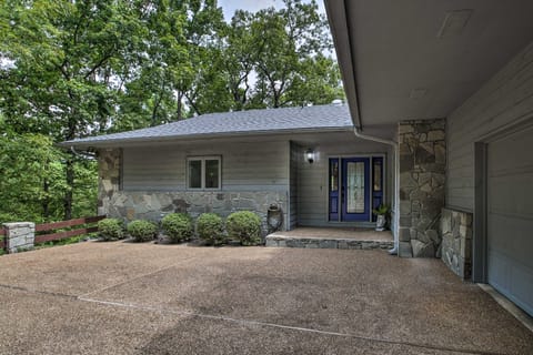 'Casa Azul' on Cortez Golf Course: Decks & Views! House in Garland County