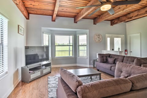 ‘Gingerland Ranch’ in Del Valle: Game Room & Porch House in Austin