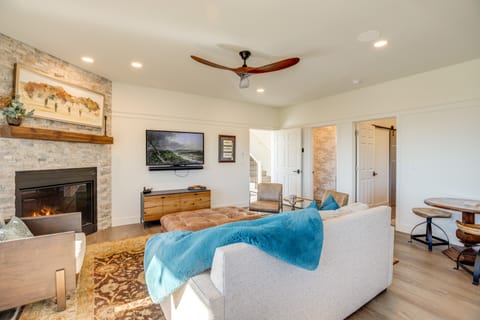 40 Acres of Privacy: Mtn-View Glenwood Springs Gem House in Colorado