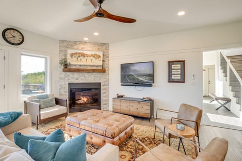 40 Acres of Privacy: Mtn-View Glenwood Springs Gem House in Colorado