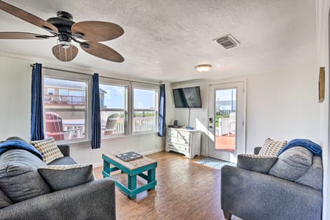 'The Spicy Crab' Freeport Home w/ Beach-View Deck! House in Surfside Beach