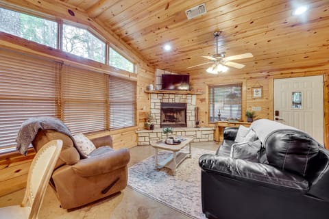 Hot Tub & Deck: Broken Bow 'Azalea House' House in Broken Bow