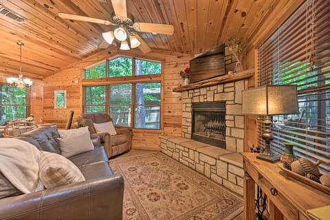 'Azalea House' - Forest Retreat w/ Hot Tub! House in Broken Bow