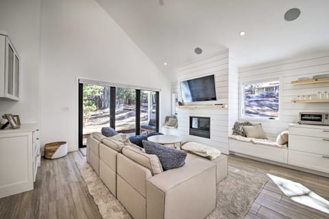 Modern Home < 1/2 Mi to Big Bear Lake, 2 Mi to Ski House in Big Bear